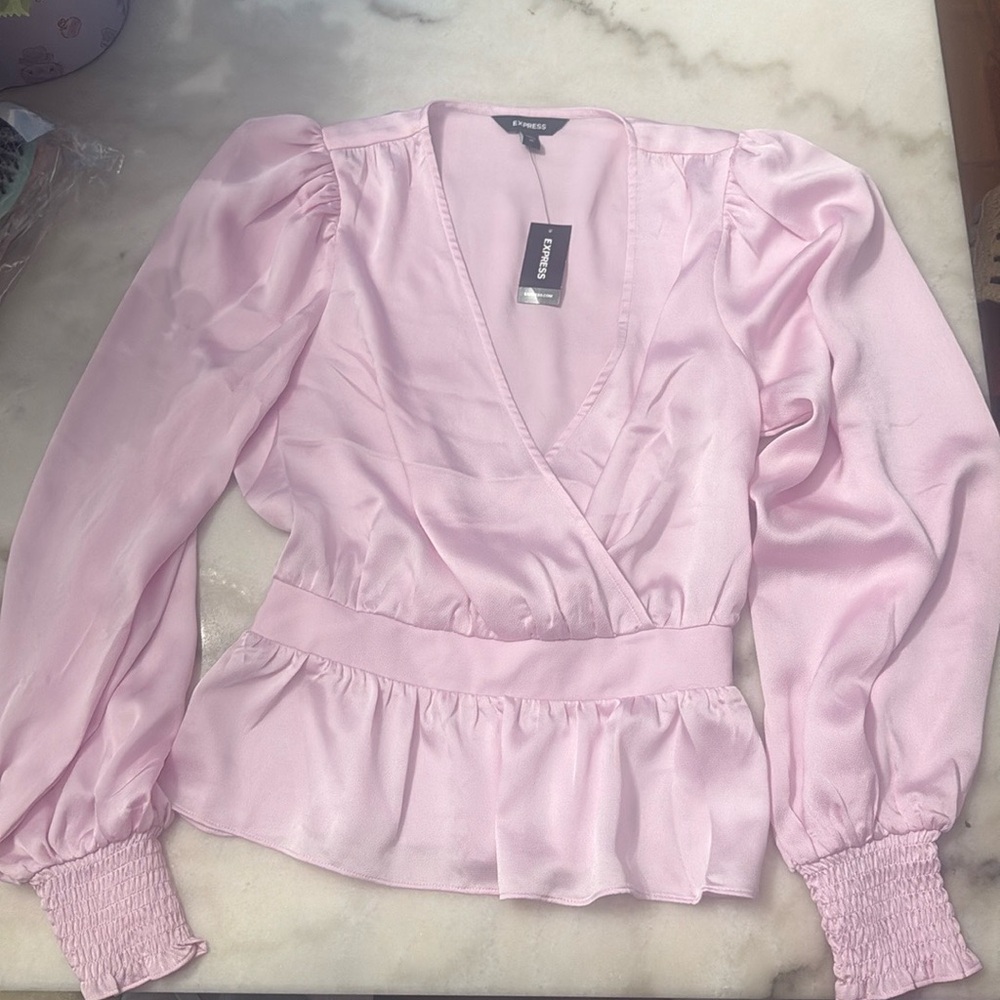 EXPRESS NWT  light pinks blouse. Gorgeous! Sz XS reg $60